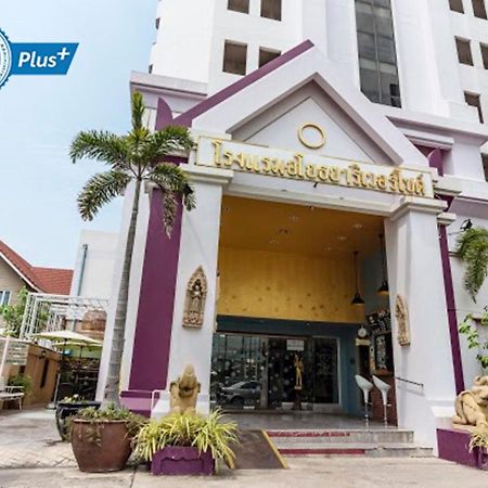 Ayothaya Riverside Hotel Ayutthaya Bagian luar foto