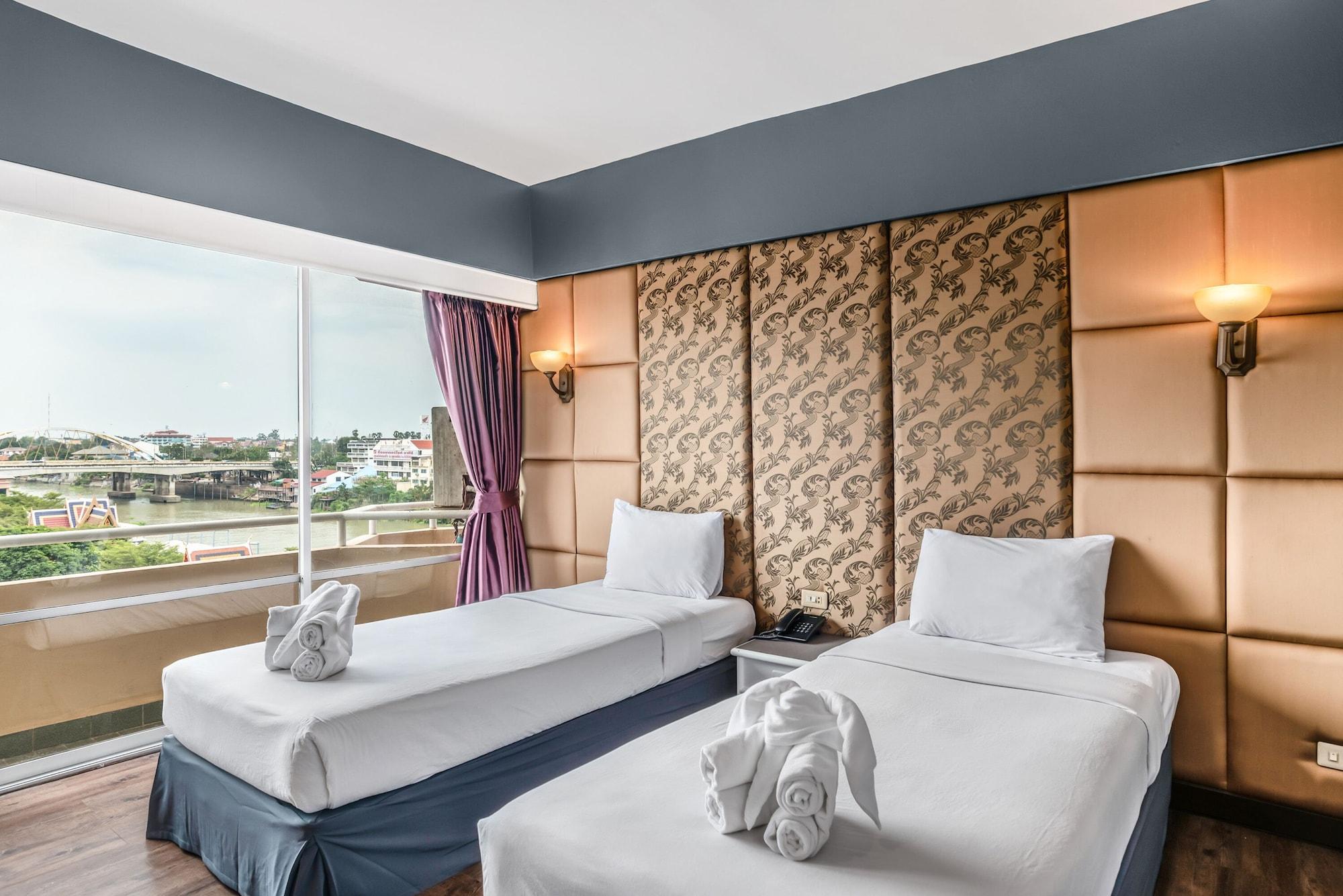 Ayothaya Riverside Hotel Ayutthaya Bagian luar foto