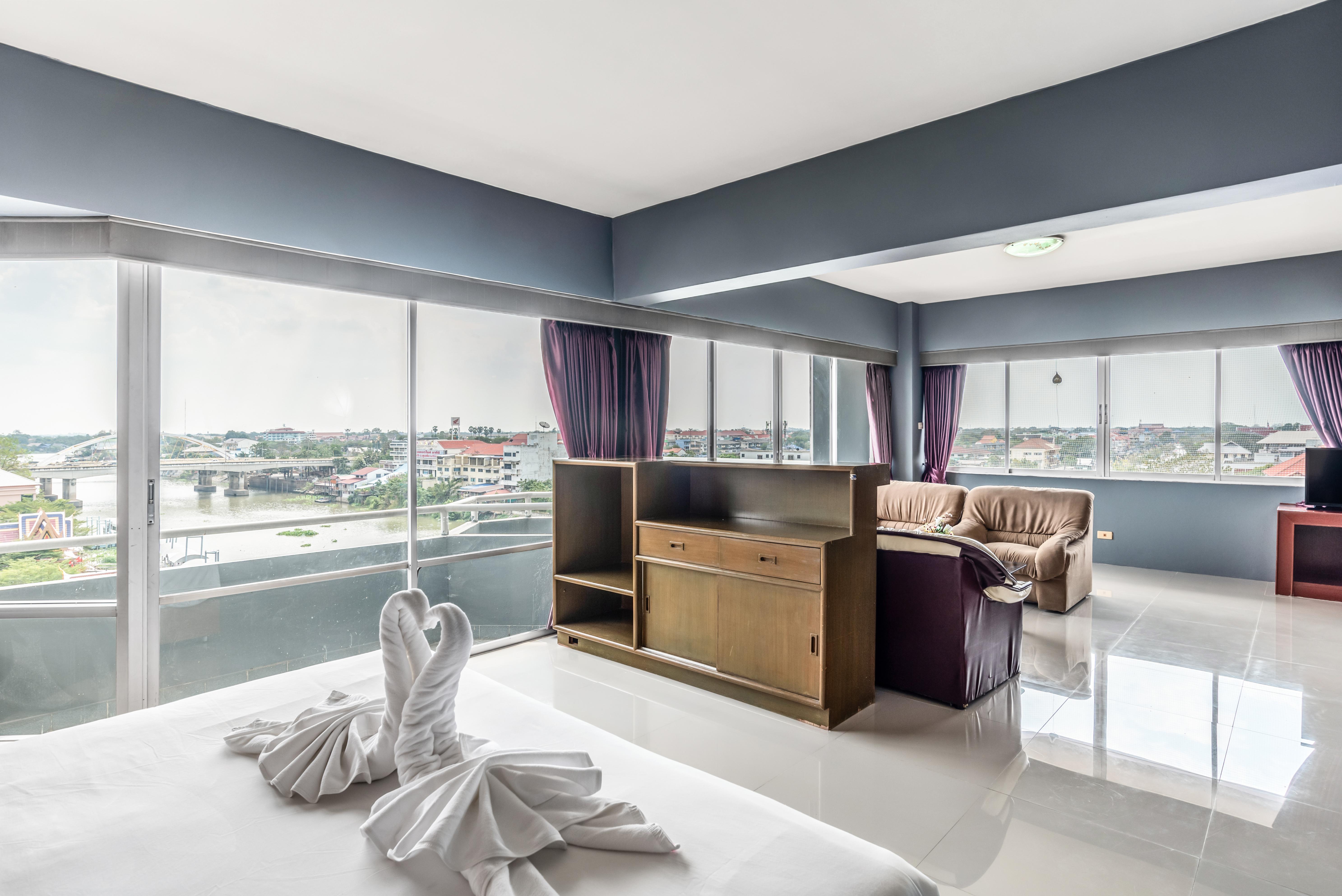 Ayothaya Riverside Hotel Ayutthaya Bagian luar foto