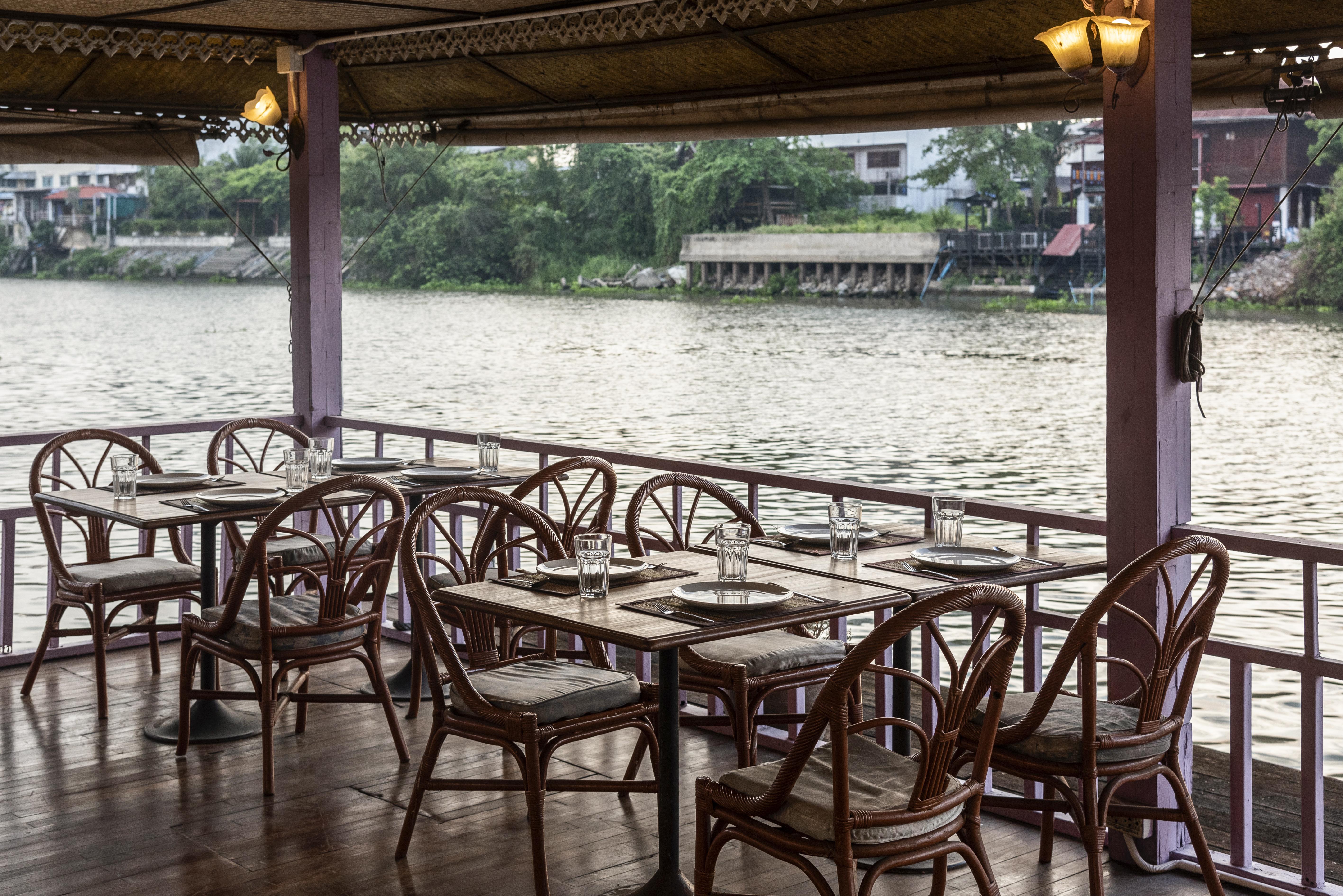 Ayothaya Riverside Hotel Ayutthaya Bagian luar foto