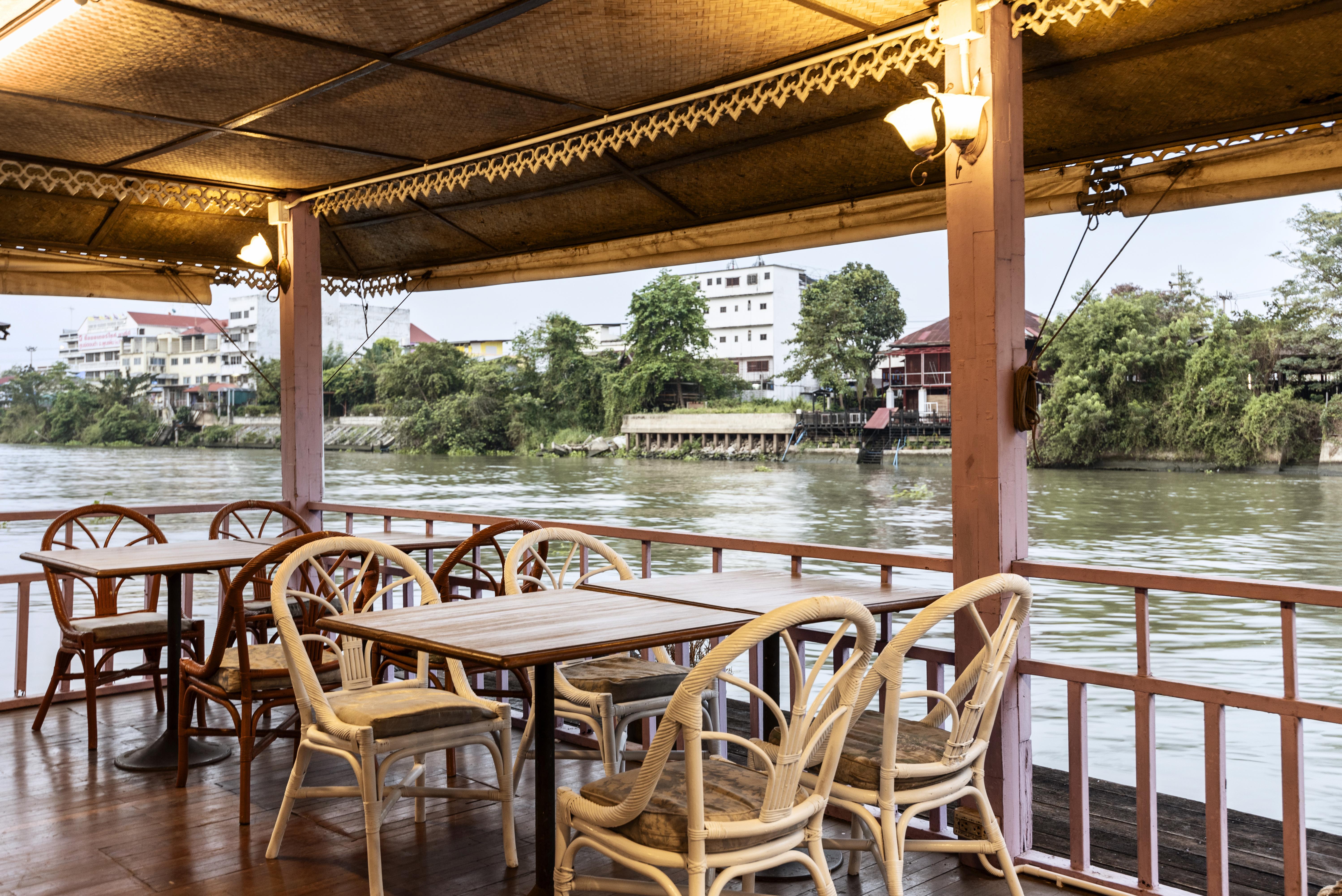 Ayothaya Riverside Hotel Ayutthaya Bagian luar foto