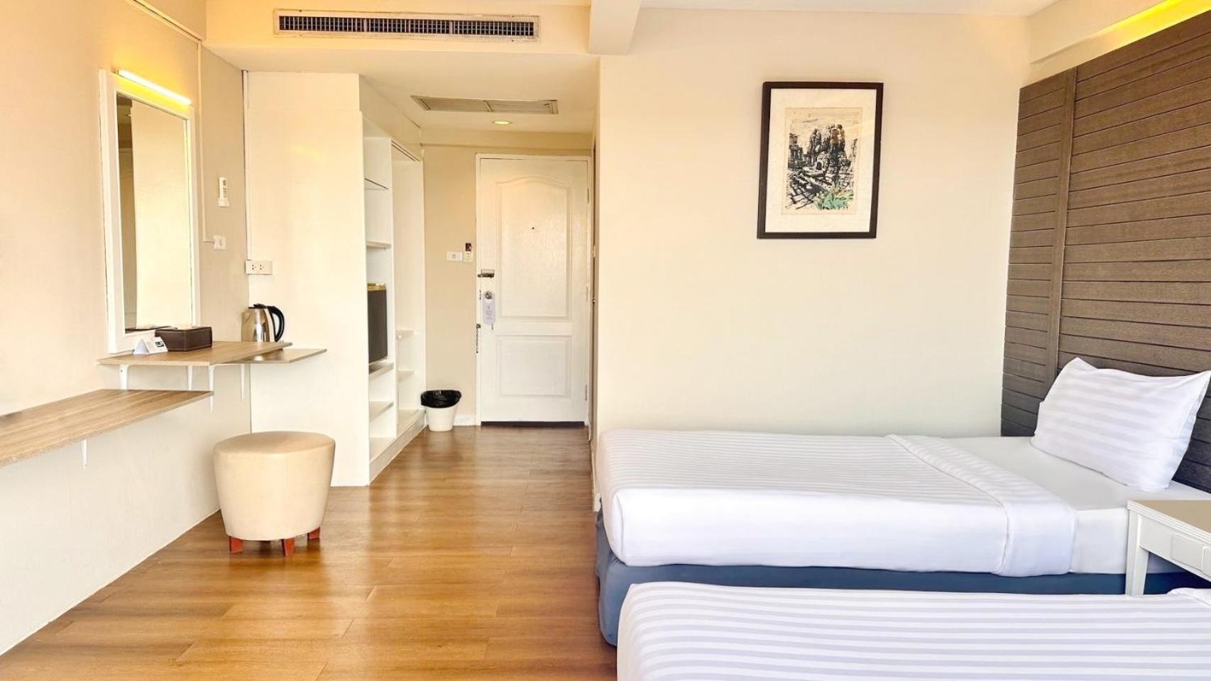 Ayothaya Riverside Hotel Ayutthaya Bagian luar foto