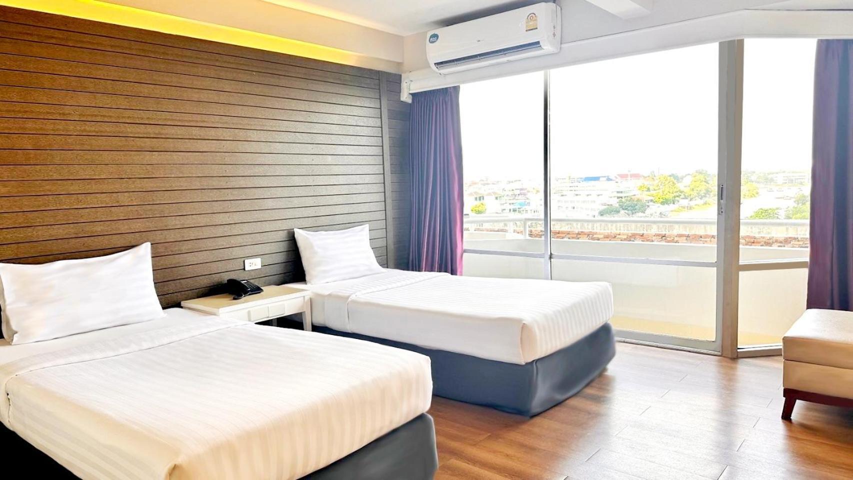 Ayothaya Riverside Hotel Ayutthaya Bagian luar foto