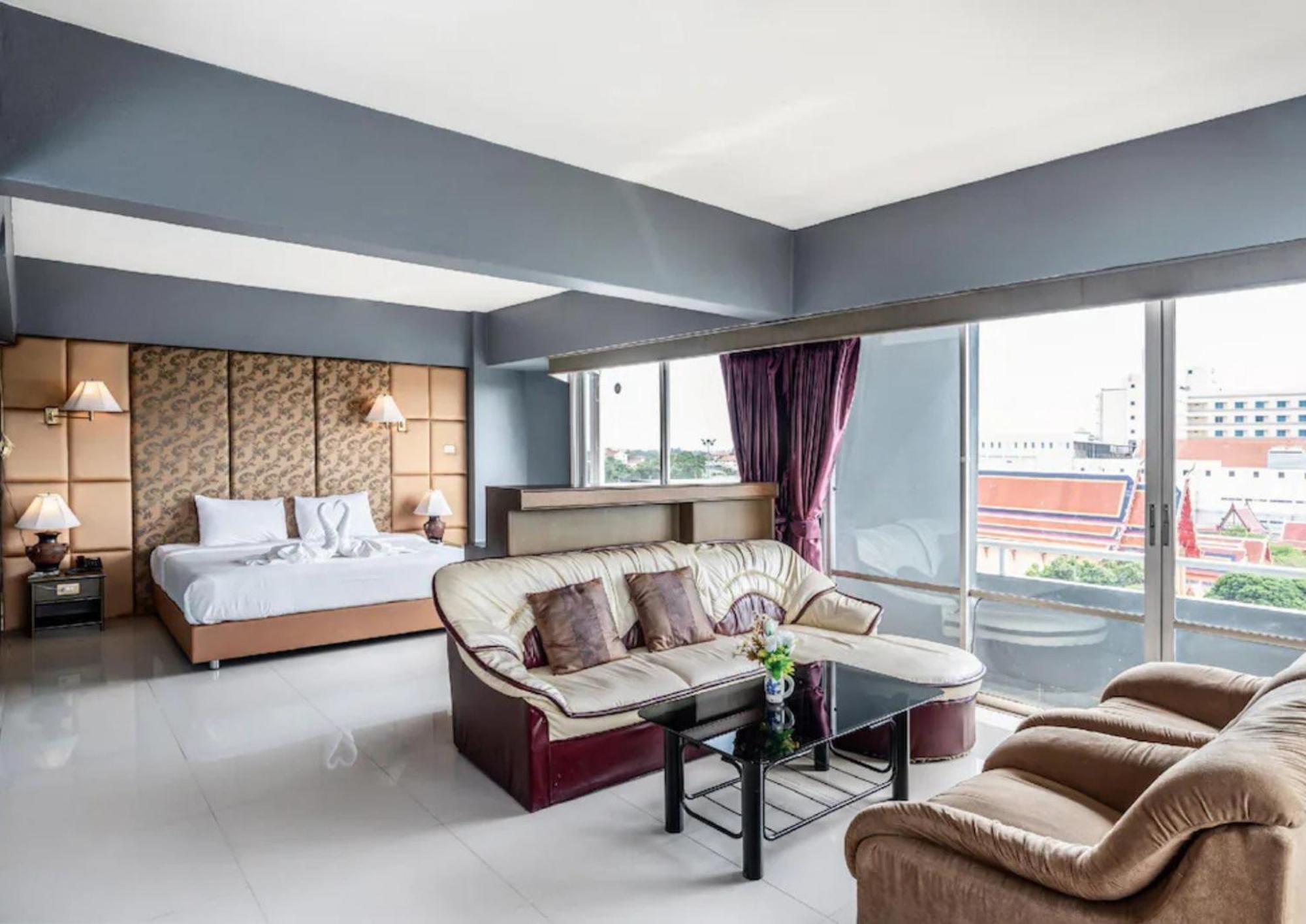 Ayothaya Riverside Hotel Ayutthaya Bagian luar foto