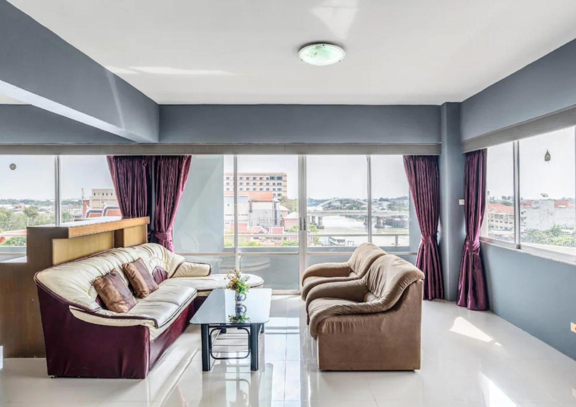 Ayothaya Riverside Hotel Ayutthaya Bagian luar foto
