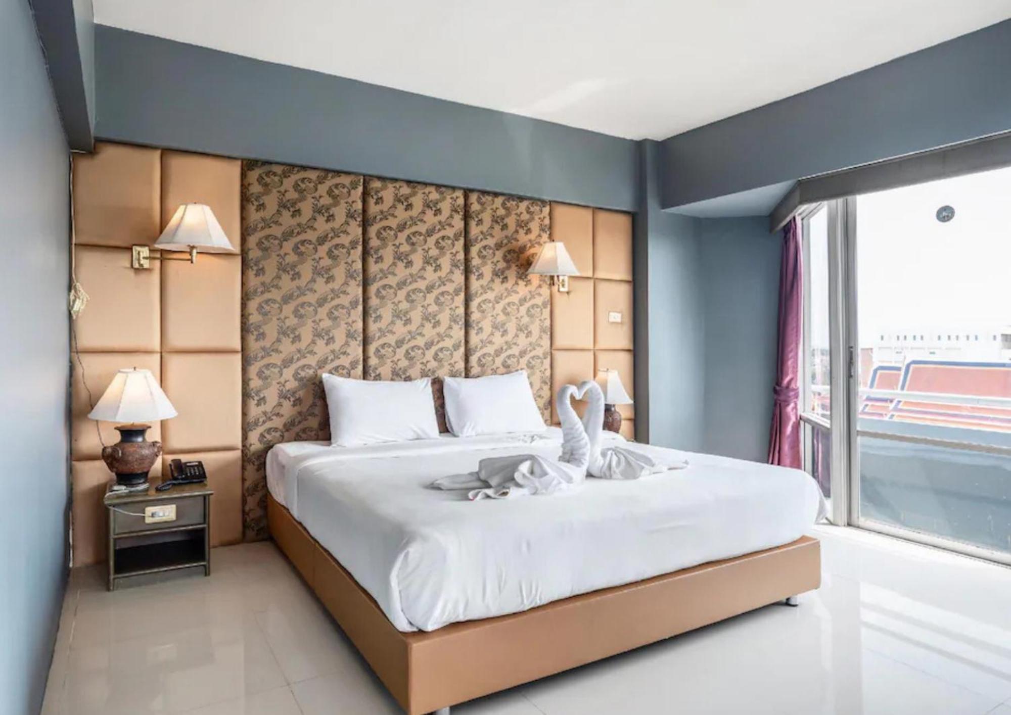 Ayothaya Riverside Hotel Ayutthaya Bagian luar foto