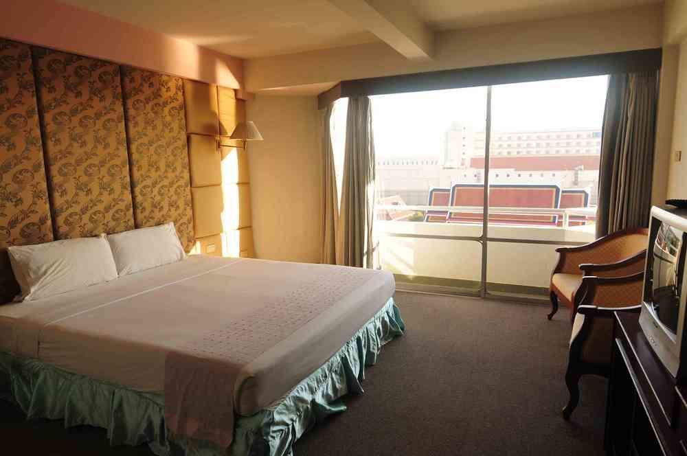 Ayothaya Riverside Hotel Ayutthaya Bagian luar foto