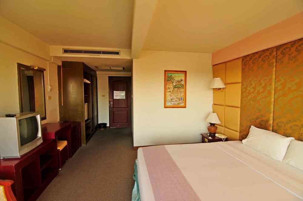 Ayothaya Riverside Hotel Ayutthaya Bagian luar foto