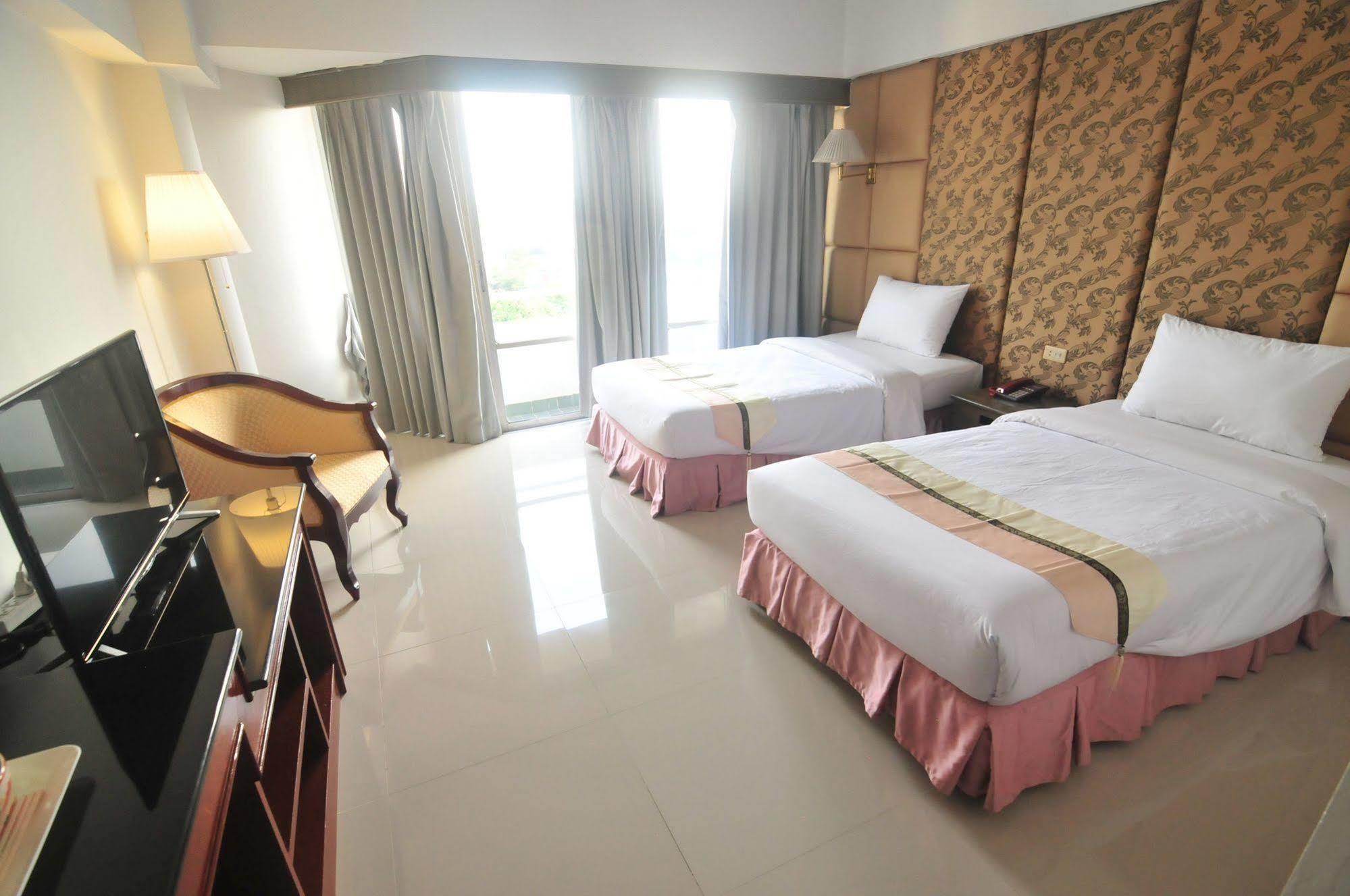 Ayothaya Riverside Hotel Ayutthaya Bagian luar foto