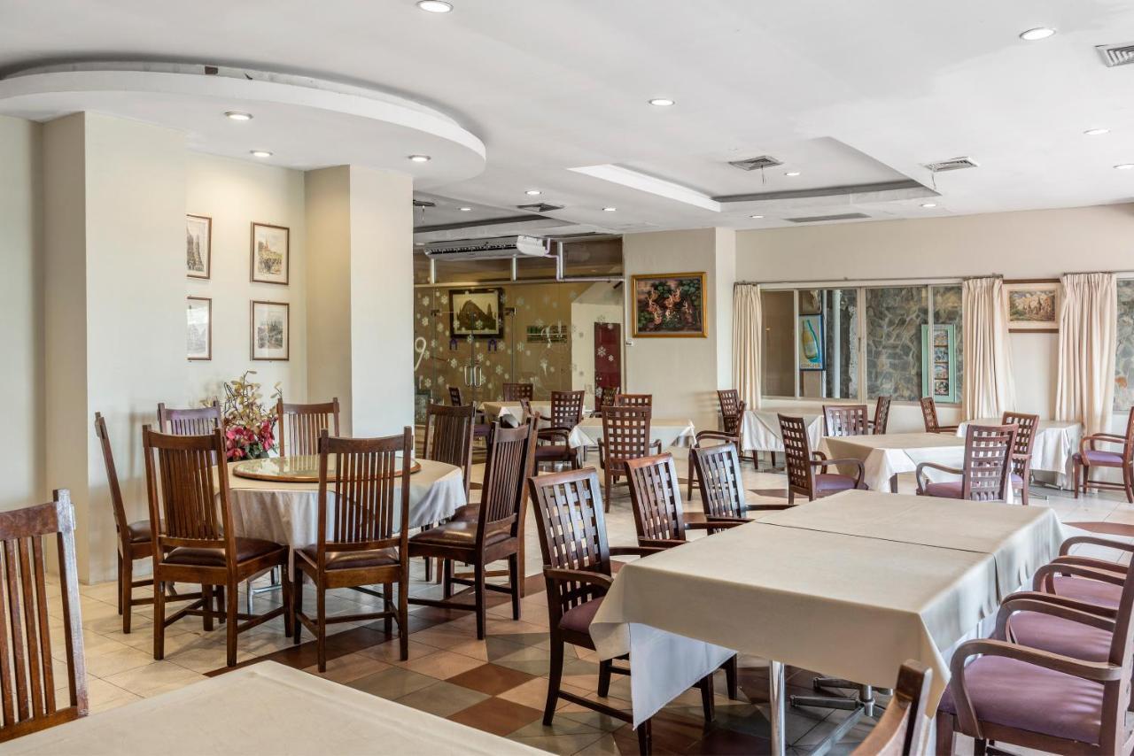 Ayothaya Riverside Hotel Ayutthaya Bagian luar foto